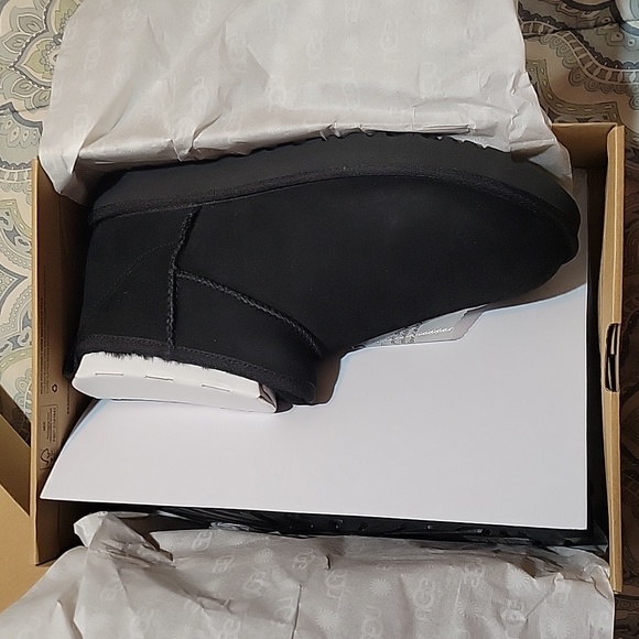 🖤NIB🖤 UGGS - Picture 3 of 5